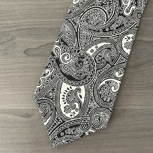Vintage Hyde Park Black & White Silk Paisley Print Necktie - Picture 3 of 7